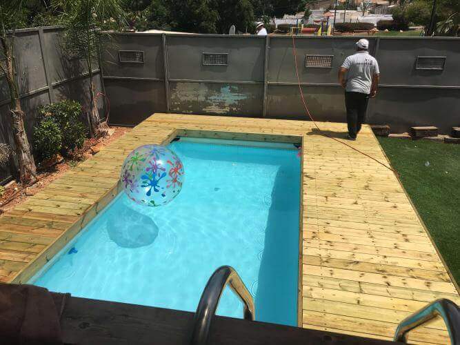 דק מסביב לבריכה